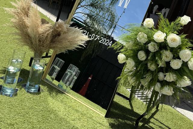 Espejo personalizado con las iniciales de los novios