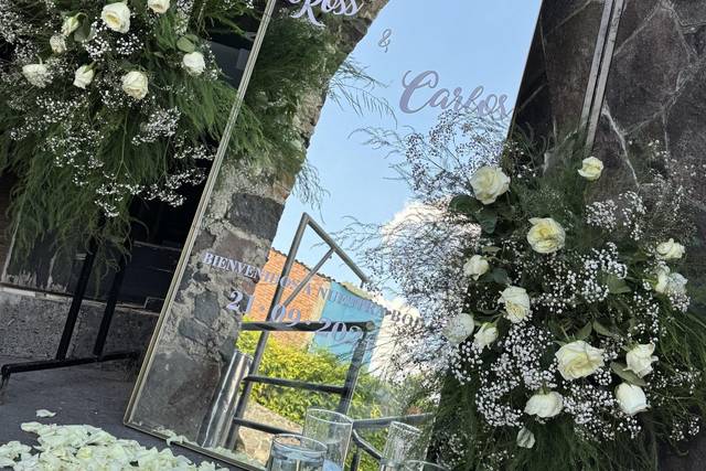 Espejo decorado con flores blancas