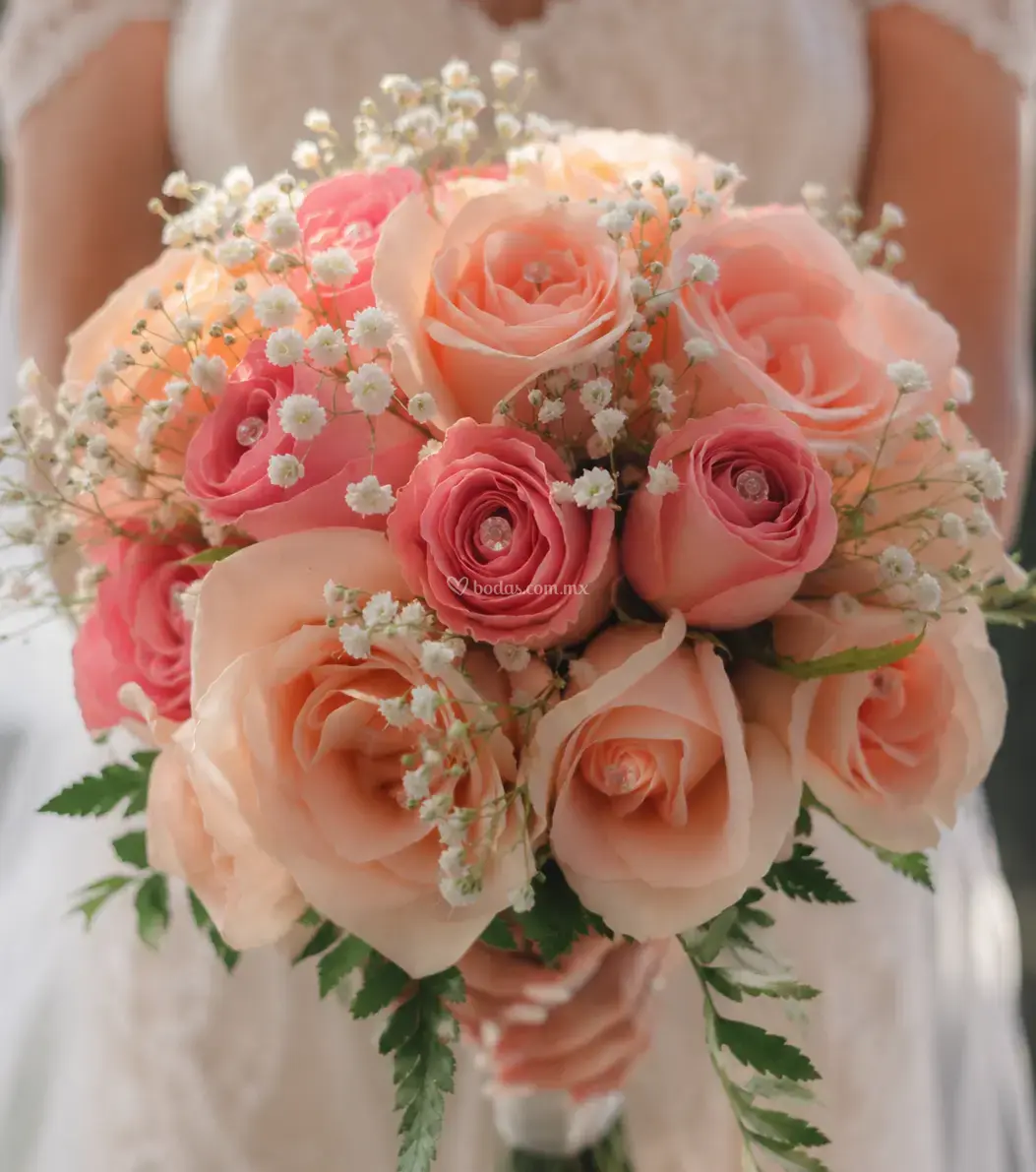 Mesa principal con flores para recepción