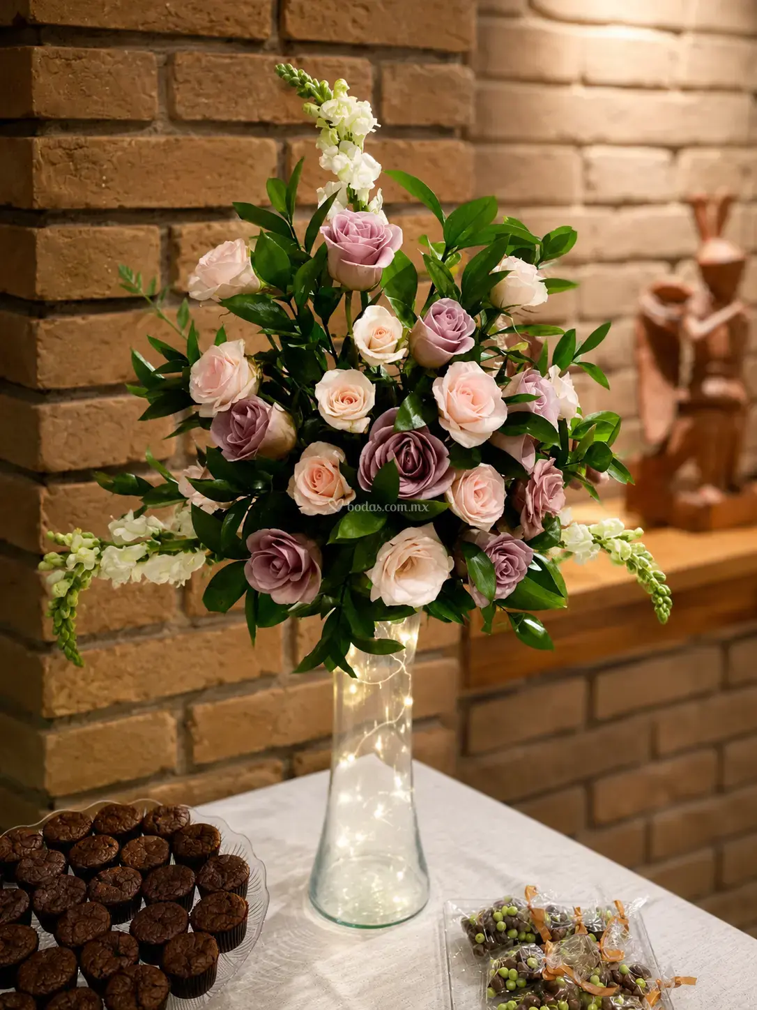Centro de mesa floral alto para evento elegante