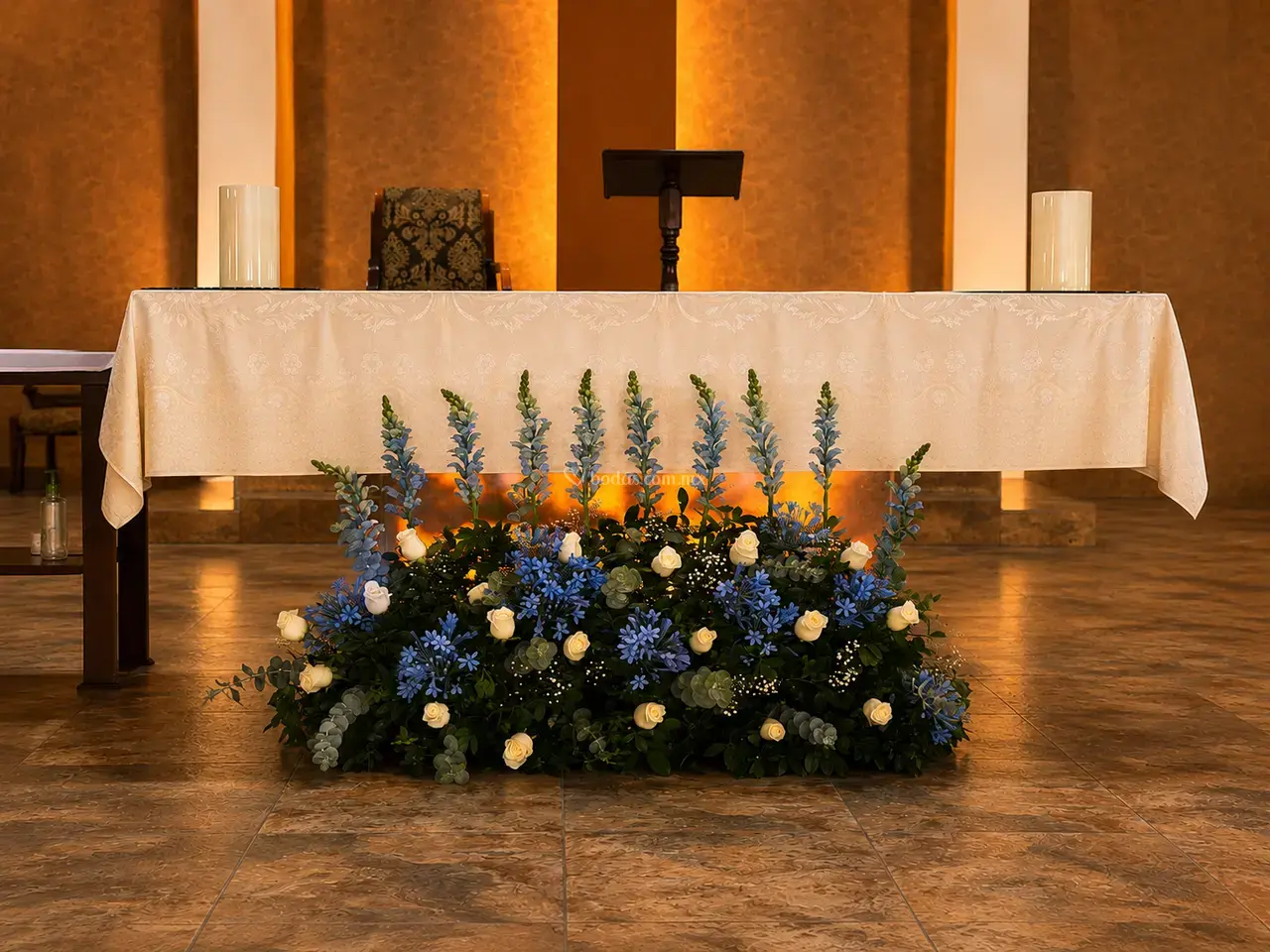 Decoración floral completa de iglesia para boda