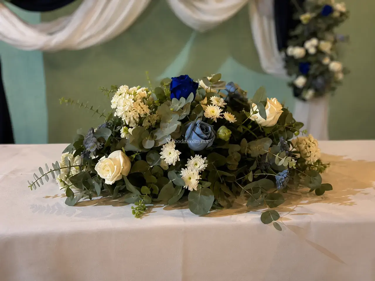 Mesa principal de novios con decoración floral