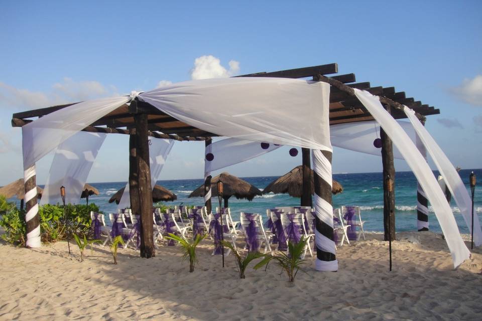 Gazebo blanco y morado