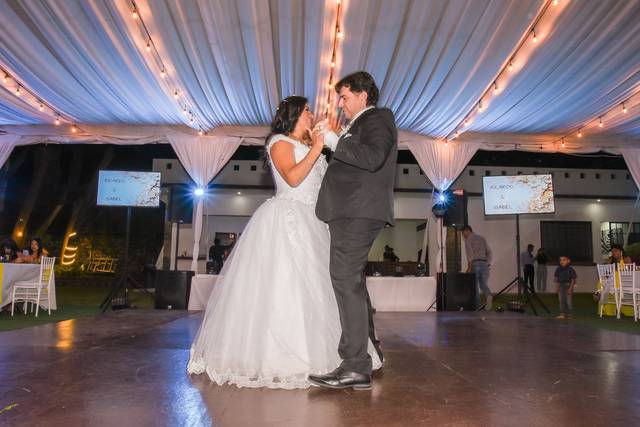 Novios bailando