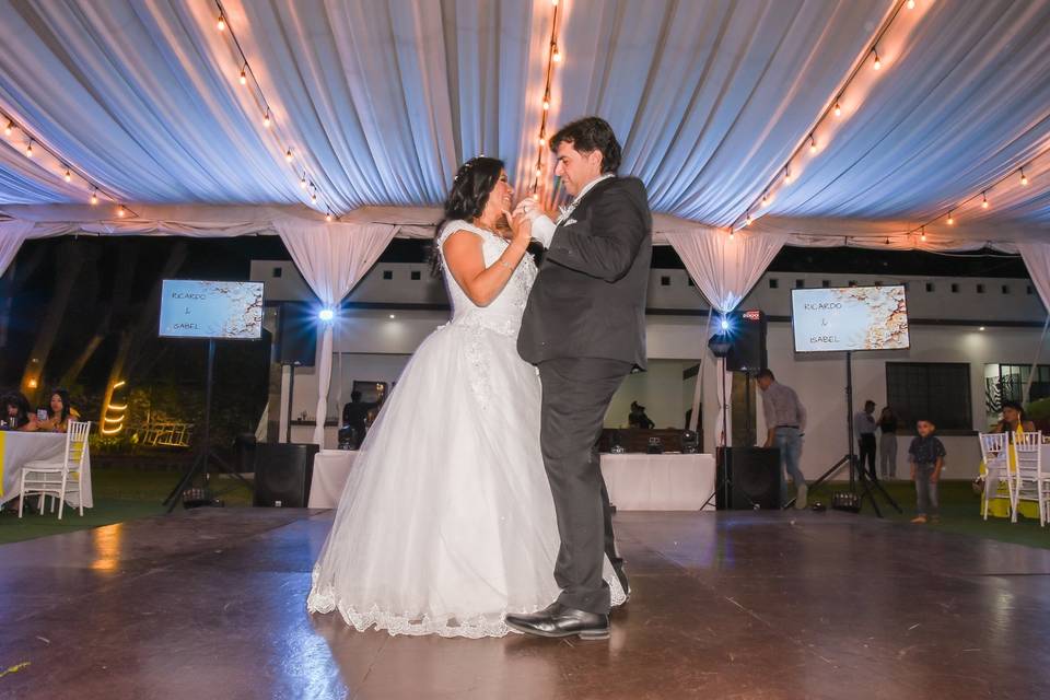 Novios bailando