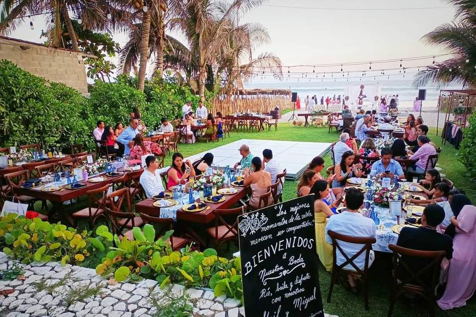Invitados disfrutando de la comida en el jardín