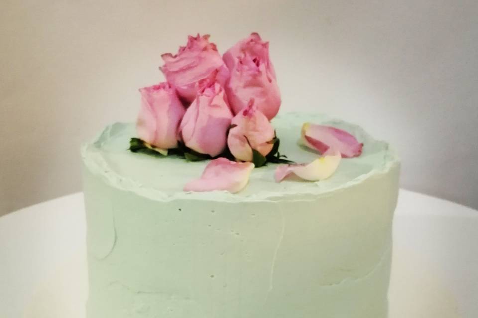 Pastel con rosas naturales