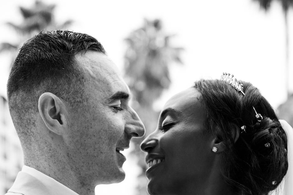 Novios apunto de darse un beso