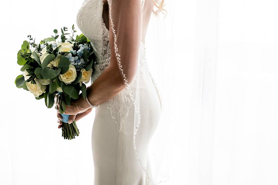 Novia con un ramo blanco