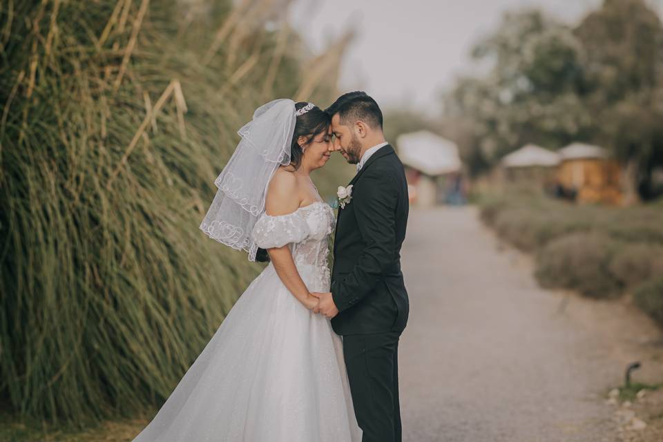 Pareja agarrada de la mano