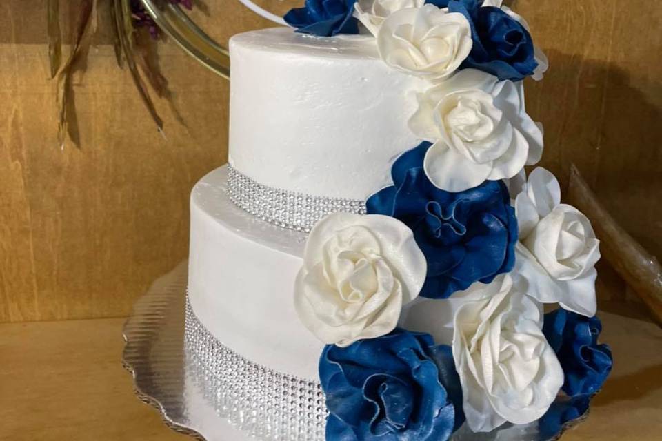 Pastel boda caída azul