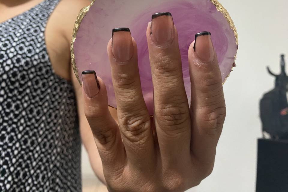 Uñas con línea negra