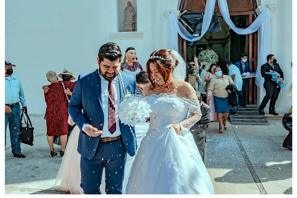 Novios saliendo de la iglesia