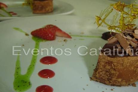 Pastel tiramisu y culis de frutas