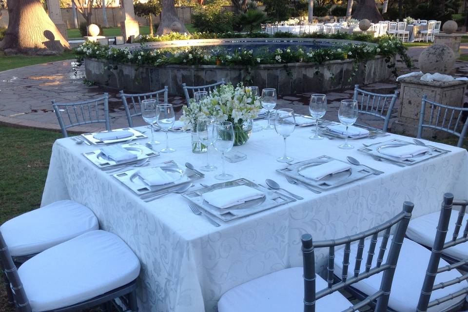 Mantel vintage y silla plata