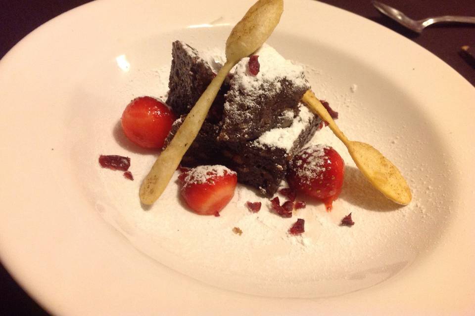 Brownie con frutas rojas