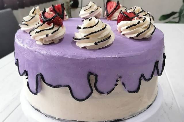 Delicias y Regalos - ¡Feliz cumpleaños Julio! Drip Cake