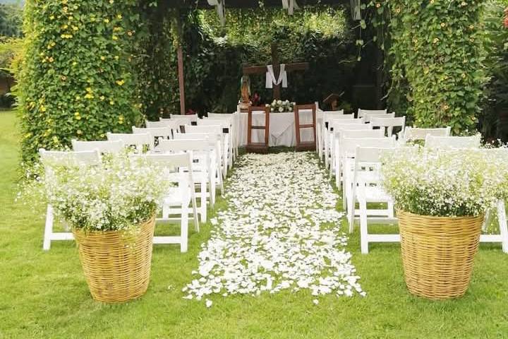 Ceremonia religiosa en jardín