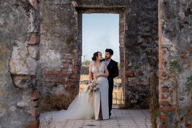 Novios posando en ruinas