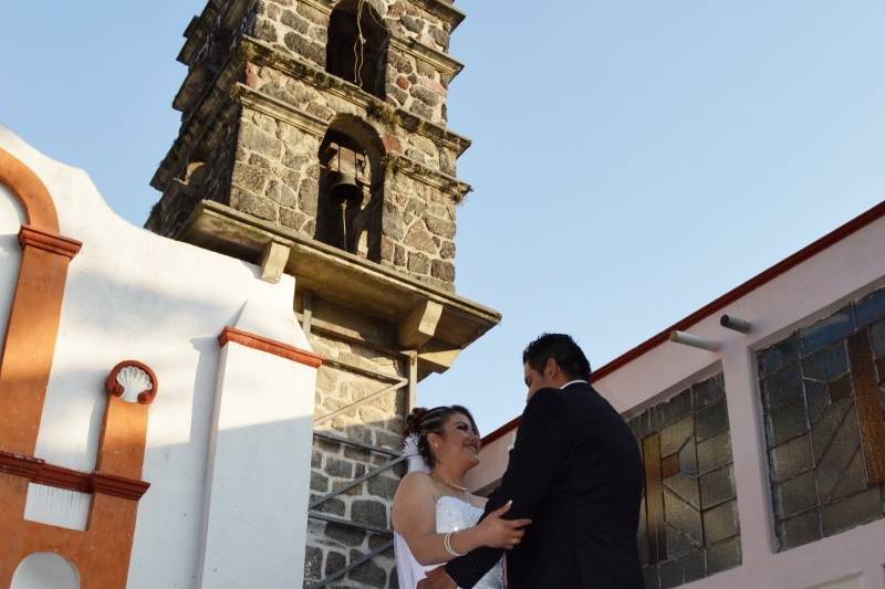 Frente a la Iglesia