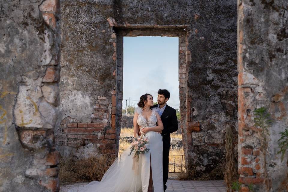 Novios posando en ruinas