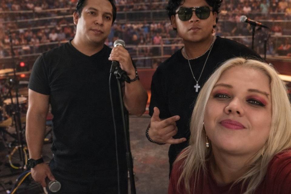 Tecladista y cantantes