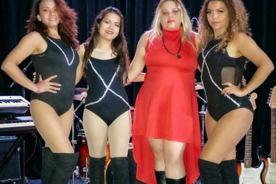 Cantante y bailarinas