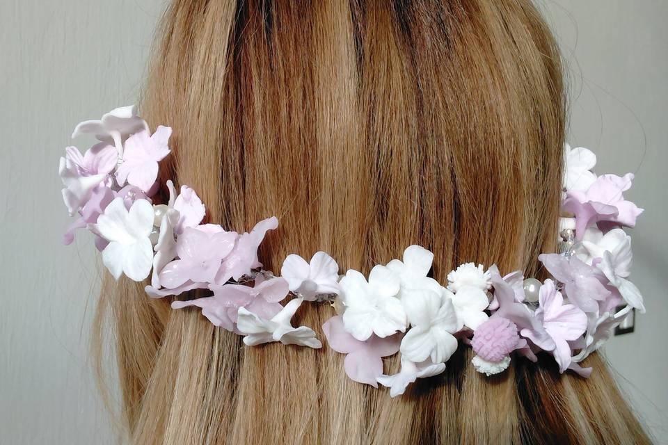 Tocado en flor lila y blanco