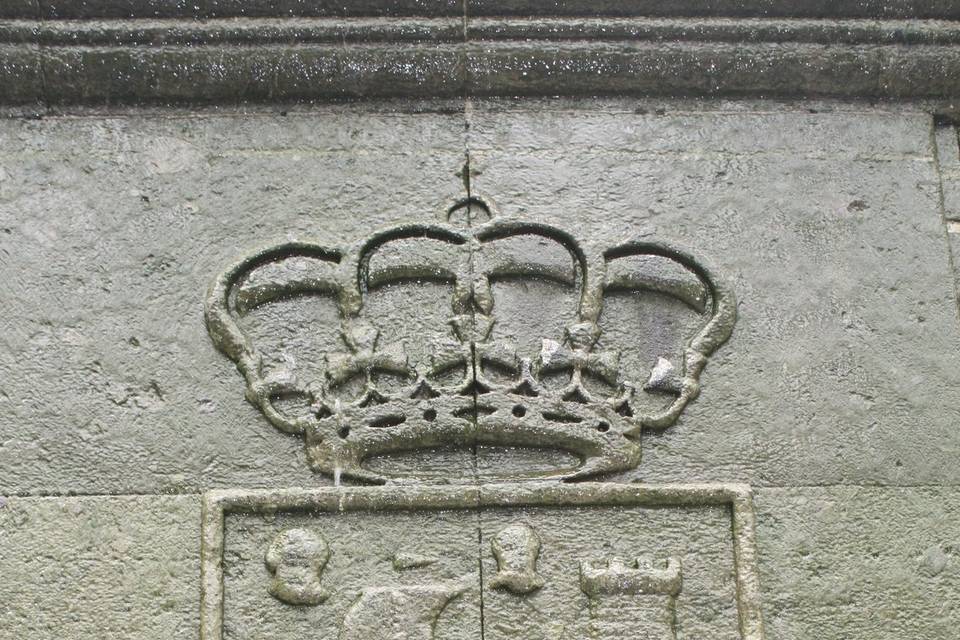 Emblemático escudo en piedra