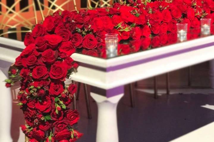 Mesa con caída rosas rojas