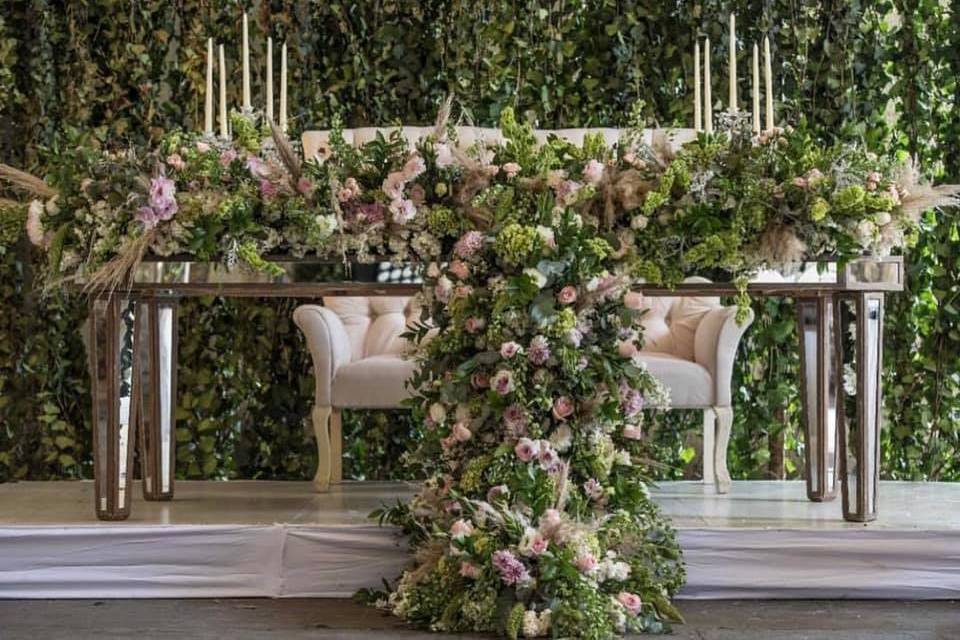 Mesa con caída de flores
