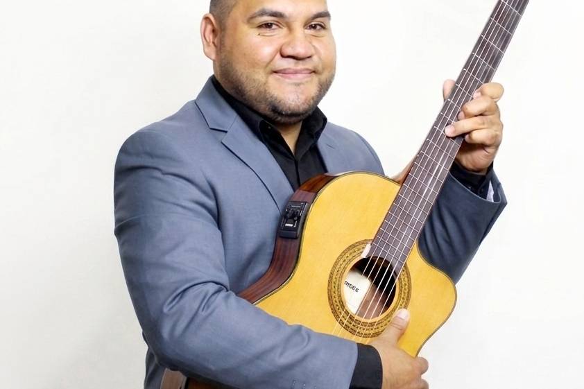 Roger: Guitarra y Tercera voz
