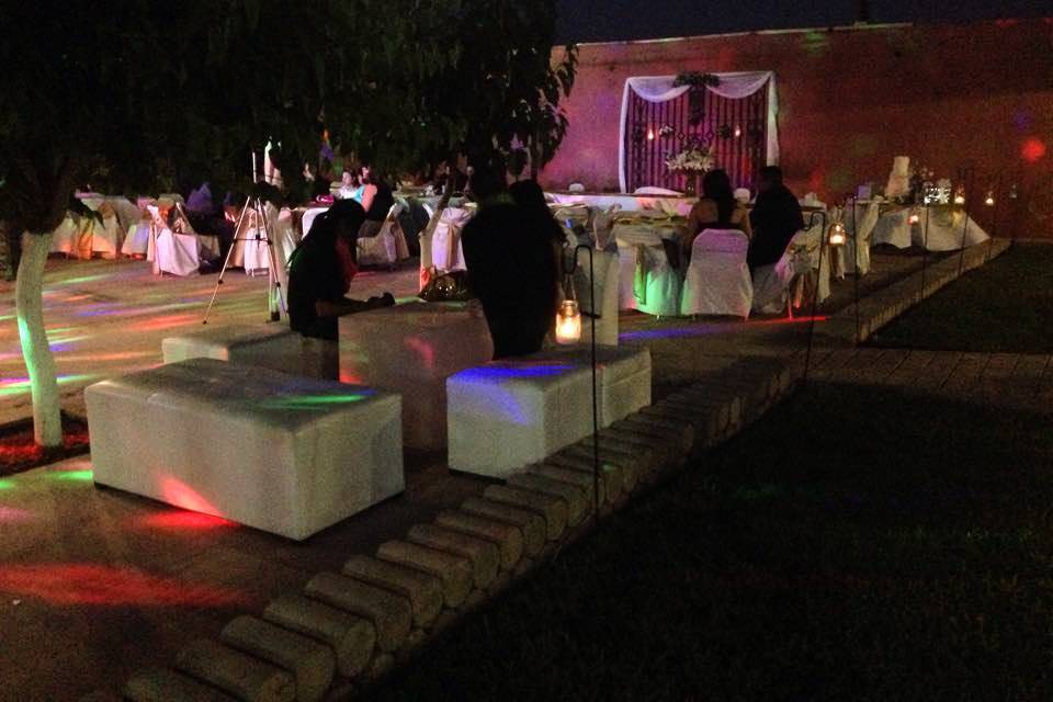 Boda en jardín de noche