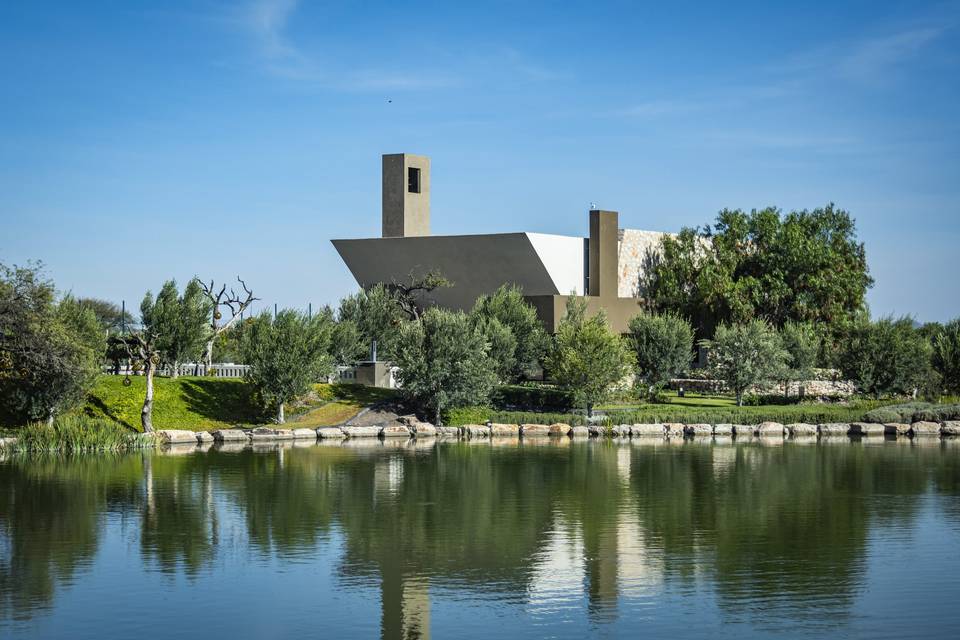 Lago con capilla de fondo