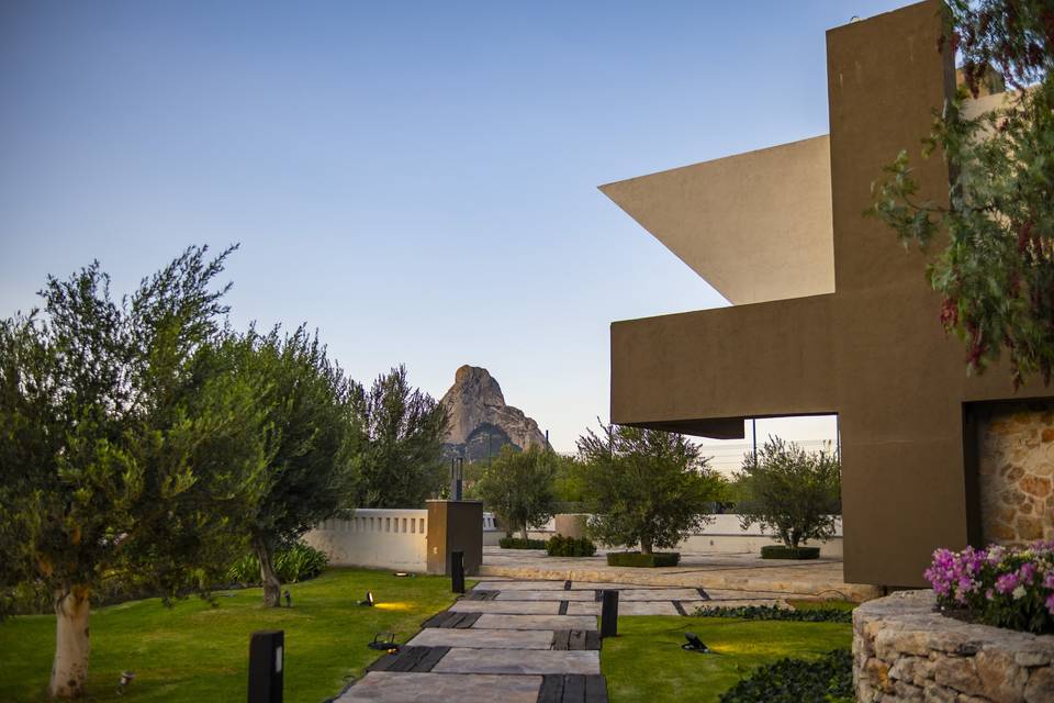 Capilla con peña de fondo