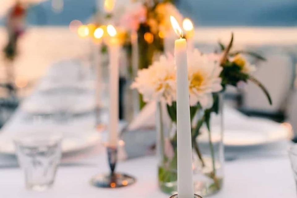 Mesa con velas y flores