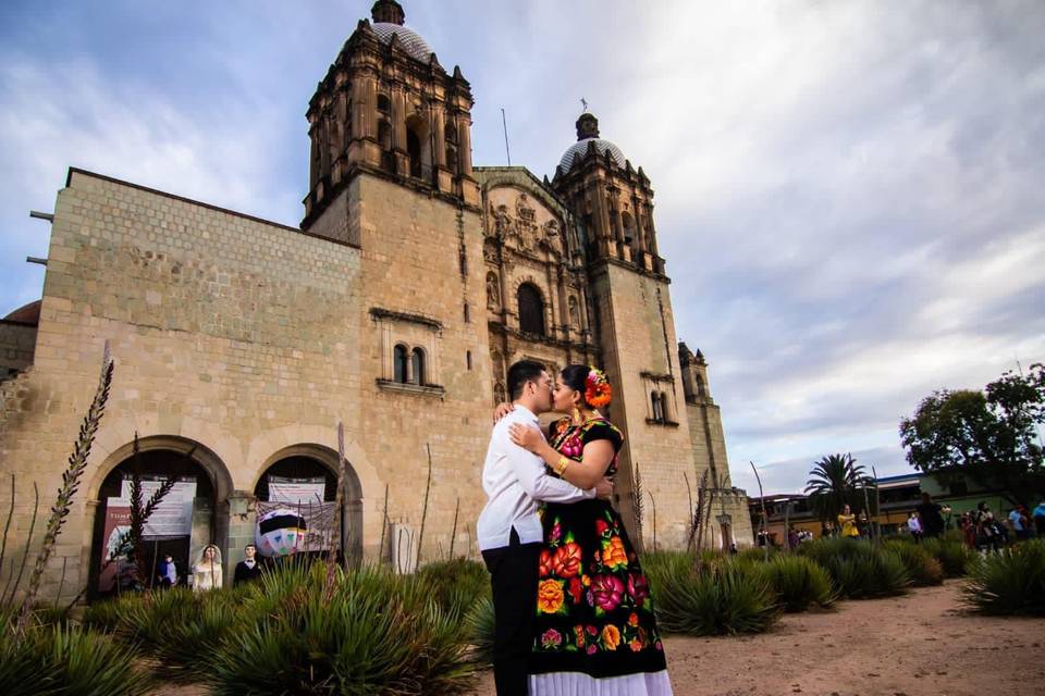 Novios con vestimenta Tehuana