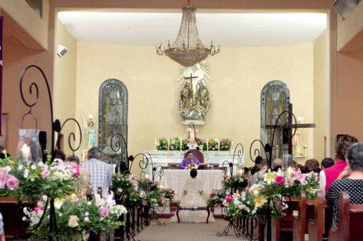 Decoración floral de la iglesia