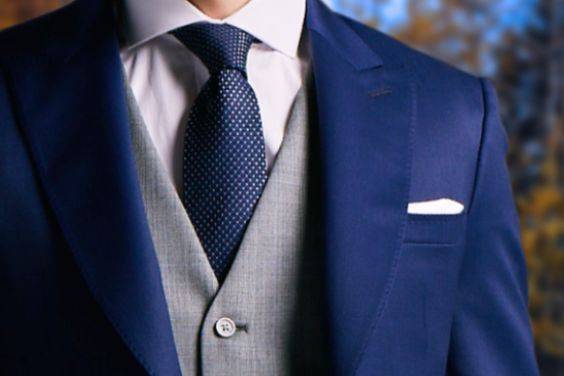 Traje azul cobalto con chaleco