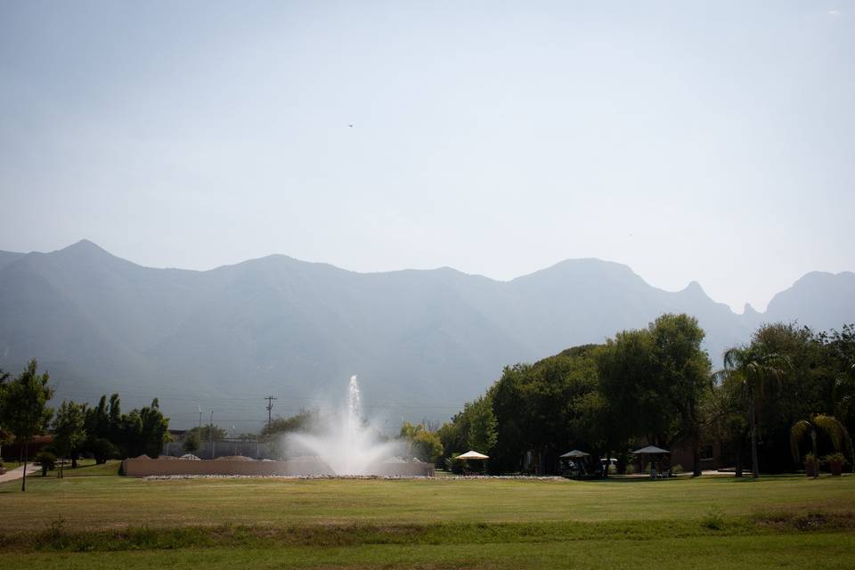 Jardines y fuente