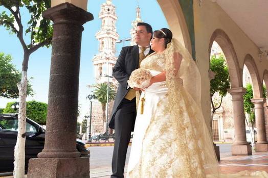 Los novios posando