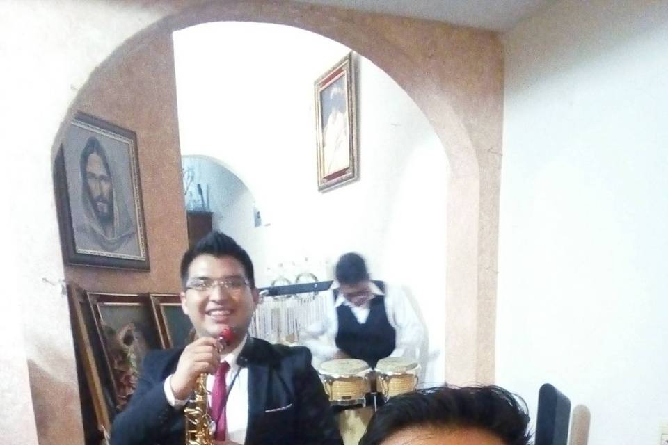 Acústico, guitar, sax y percusión