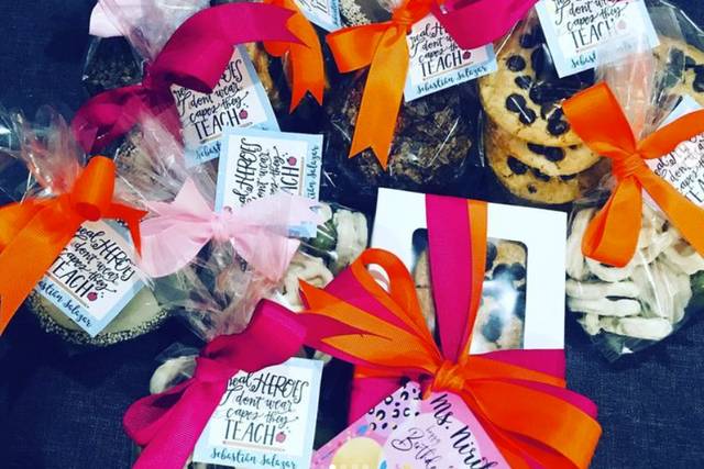 Bolsitas de plástico con moños naranja y rosa