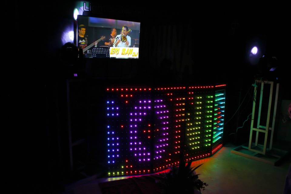 Cabina Dj iluminada con letras