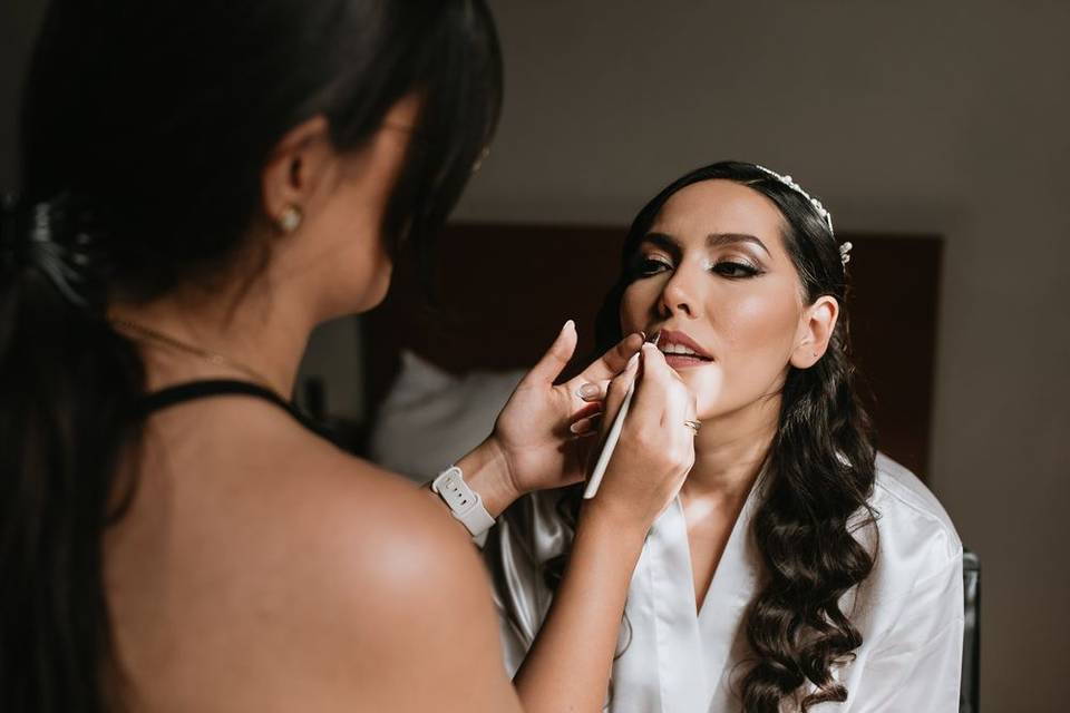 Maquillaje y peiando novia