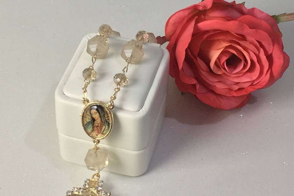 Colgante de cruz y Virgen de Guadalupe