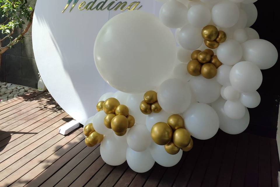 Decoración con globos blancos y dorado