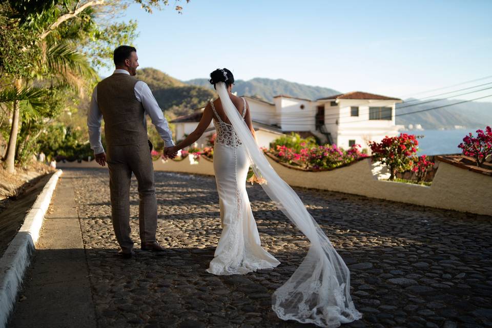 Los novios caminando