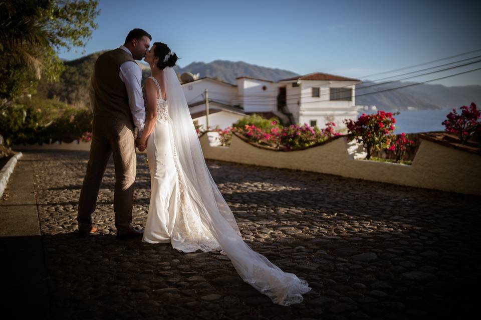 Beso novios en atardecer