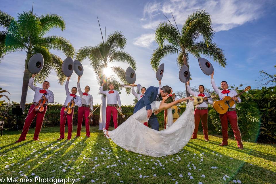 Beso en frente los Mariachis